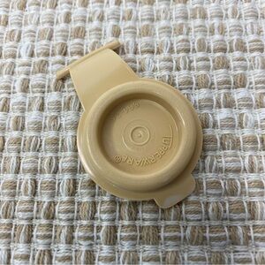 VTG TUPPERWARE REPLACEMENT QUICK SHAKER FLIP TOP TAB ONLY TAN BEIGE #564 2 1/8"l